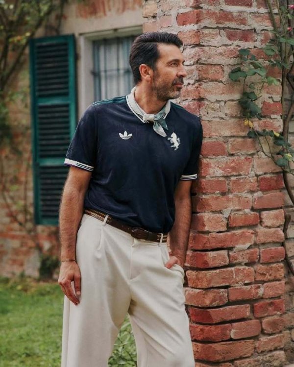 Juventus Sanke, Buffon thực sự là một móc áo quần áo đi bộ