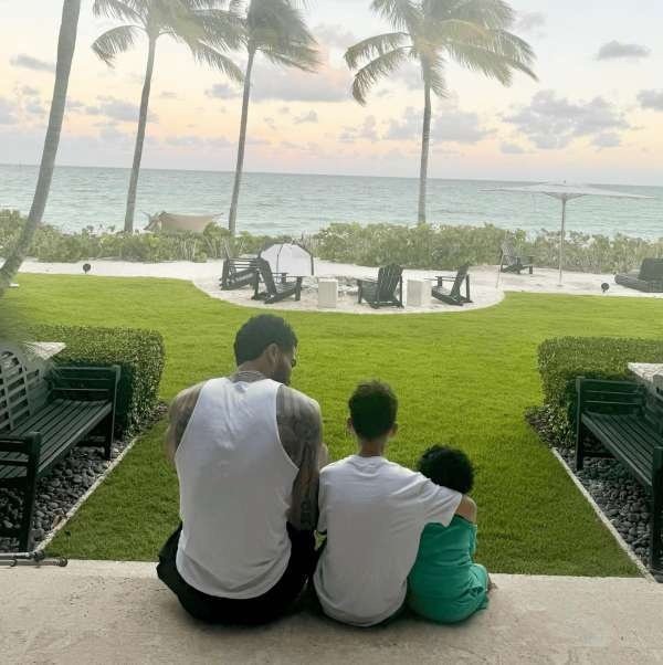 Tatum: Con trai út của tôi luôn thích chạm vào đôi giày bảo vệ của tôi. Những đứa trẻ đã làm cho tôi cảm thấy tốt hơn nhiều