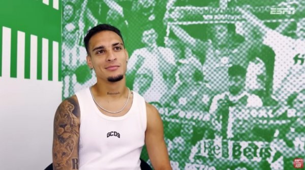Quay lại giống như một la bàn? Anthony: Neymar yêu cầu tôi tiếp tục làm điều đó, đây là đặc điểm của người chơi Brazil
